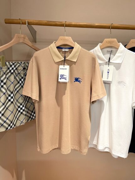 Esposizione di polo e shorts casual in negozio, stile estivo e abbinamenti freschi.