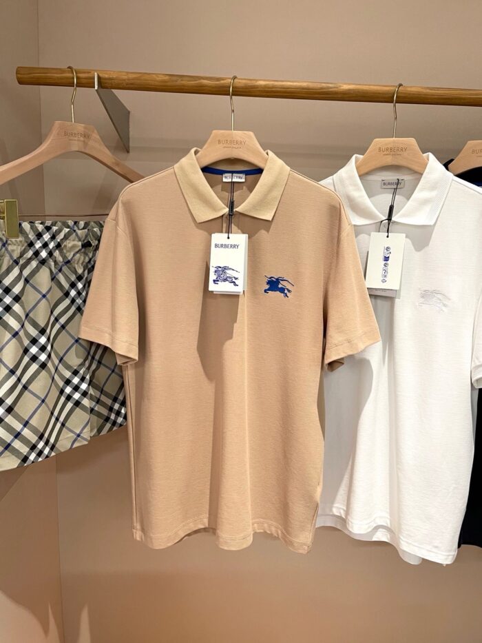 Esposizione di polo e shorts casual in negozio, stile estivo e abbinamenti freschi.