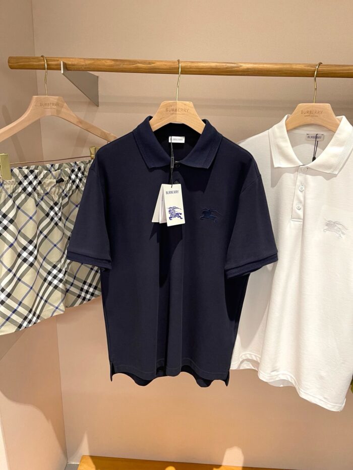 Look casual con polo navy e bianca, shorts a quadri estivi, stile fresco e versatile.