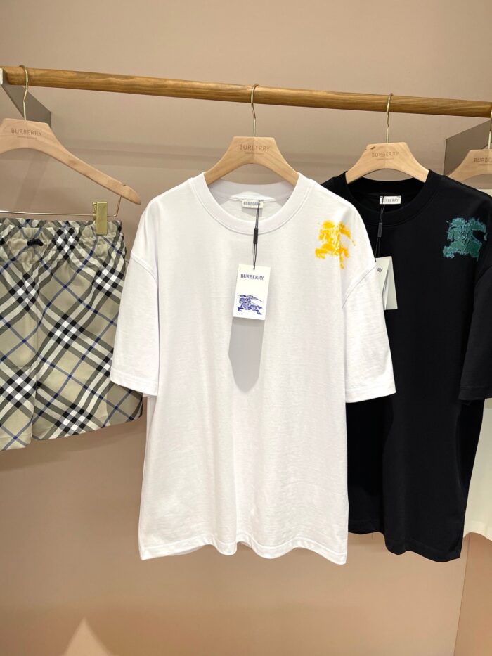 Vetrina di moda casual con T-shirt bianche, nere e shorts a quadri in stile minimalista.