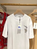 Abbigliamento casual con T-shirt, cardigan a quadri e camicia beige in stile moderno.