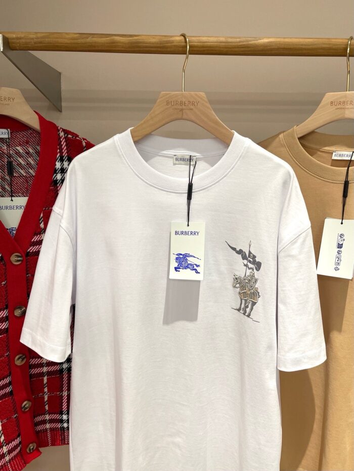Abbigliamento casual con T-shirt, cardigan a quadri e camicia beige in stile moderno.