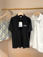 Vetrina con polo nere, bianche e shorts tartan, stile casual e moderno.