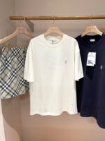Abbigliamento estivo casual: shorts a quadri e T-shirt in cream e navy.