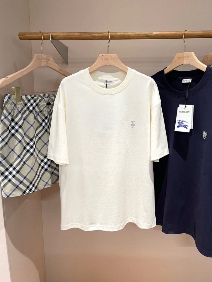 Abbigliamento estivo casual: shorts a quadri e T-shirt in cream e navy.