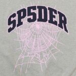 Maglietta con logo SP5DER, web di ragno rosa e stile sportivo su sfondo verde navy.