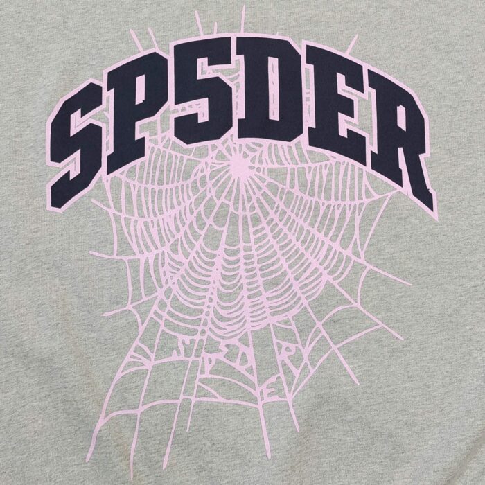 Maglietta con logo SP5DER, web di ragno rosa e stile sportivo su sfondo verde navy.
