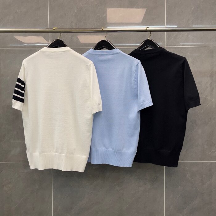Set di magliette estive a maniche corte in bianco, azzurro e navy per un look moderno e casual.