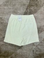 Pantaloncini casual crema con elastico e tasca funzionale, morbidi e ideali per l’estate.