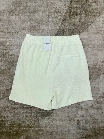 Pantaloncini casual crema con elastico e tasca funzionale, morbidi e ideali per l’estate.