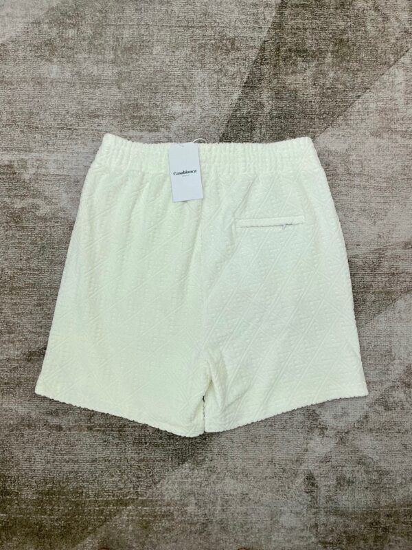 Pantaloncini casual crema con elastico e tasca funzionale, morbidi e ideali per l’estate.
