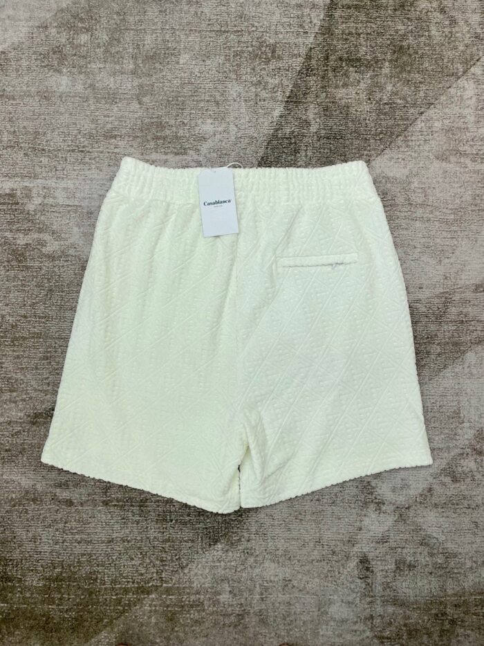Pantaloncini casual crema con elastico e tasca funzionale, morbidi e ideali per l’estate.