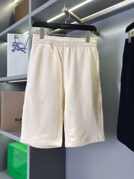 Shorts crema casual eleganti in tessuto morbido, perfetti per look estivi comodi e versatili.