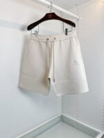 Pantaloncini casual beige con elastico, coulisse e tasche, ideale per look rilassati.