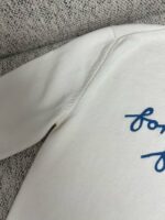 Maglione beige con ricamo blu for you in stile casual e confortevole.