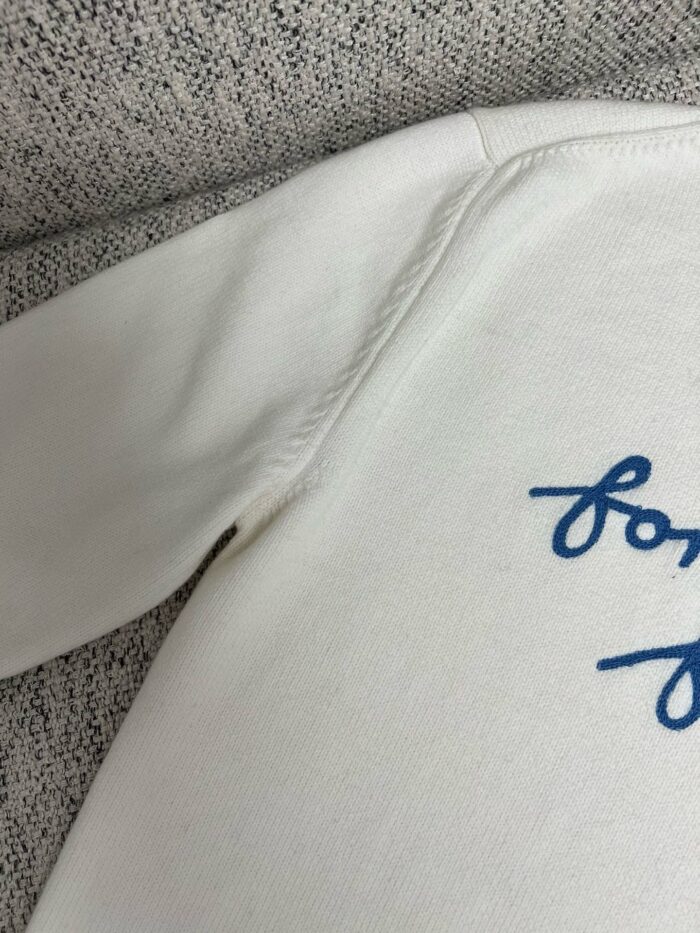 Maglione beige con ricamo blu for you in stile casual e confortevole.