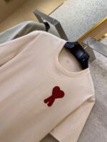T-shirt crema con cuore rosso in fabric morbido, stile casual e moderno.