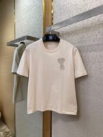 Maglietta casual cremè con ricamo osso, stile minimalista, perfetta per un look quotidiano.