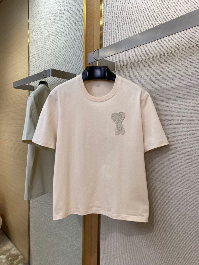 Maglietta casual cremè con ricamo osso, stile minimalista, perfetta per un look quotidiano.