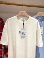 T-shirt bianca casual con ricamo sul petto, morbida, confortevole e stile moderno.