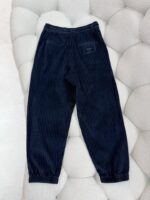 Pantaloni in velluto corduroy navy con elastico, tasche posteriori e risvoltini, stile casual e elegante.