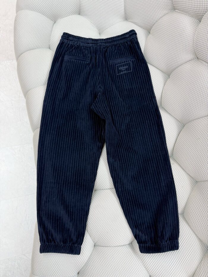 Pantaloni in velluto corduroy navy con elastico, tasche posteriori e risvoltini, stile casual e elegante.