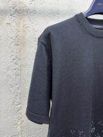 Maglietta grigia a girocollo casual uomo, tessuto morbido e design minimalista elegante.