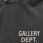 Felpa nera con logo GALLERY DEPT., stile urbano casual e moderno, morbida e di qualità.