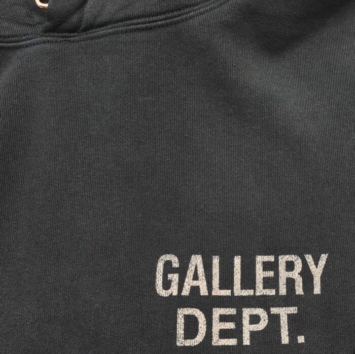 Felpa nera con logo GALLERY DEPT., stile urbano casual e moderno, morbida e di qualità.