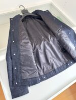 Giacca elegante a due maniche con bottoni snap, stile casual e moderno.