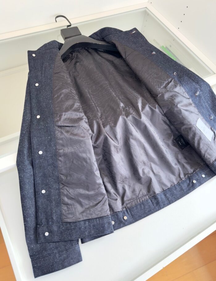Giacca elegante a due maniche con bottoni snap, stile casual e moderno.