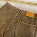 Jeans in cotone stile casual con patch in pelle e dettagli eleganti sul retro.