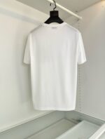 Maglietta bianca semplice in cotone, ideale per uno stile minimalista e versatile.