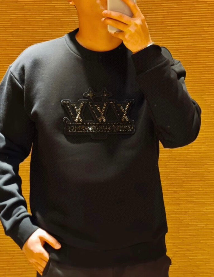 Felpa nera con logo di tre corone scintillanti, stile urbano e casual elegante.