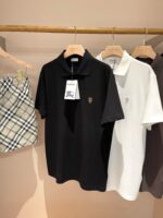 Esposizione di polo nere, bianche e gonna scozzese in boutique chic e moderna.