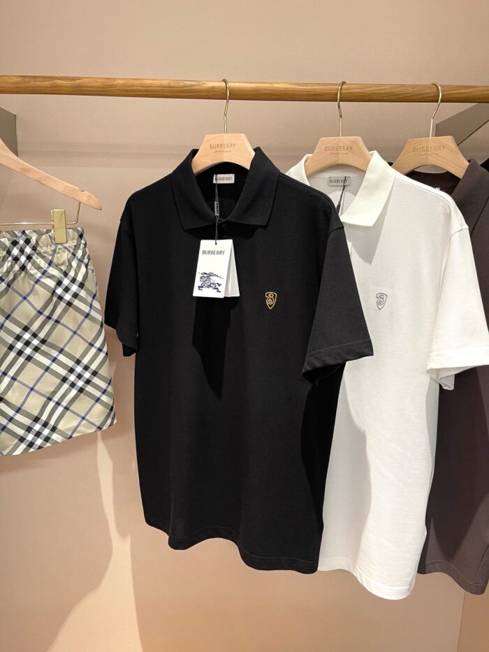 Esposizione di polo nere, bianche e gonna scozzese in boutique chic e moderna.