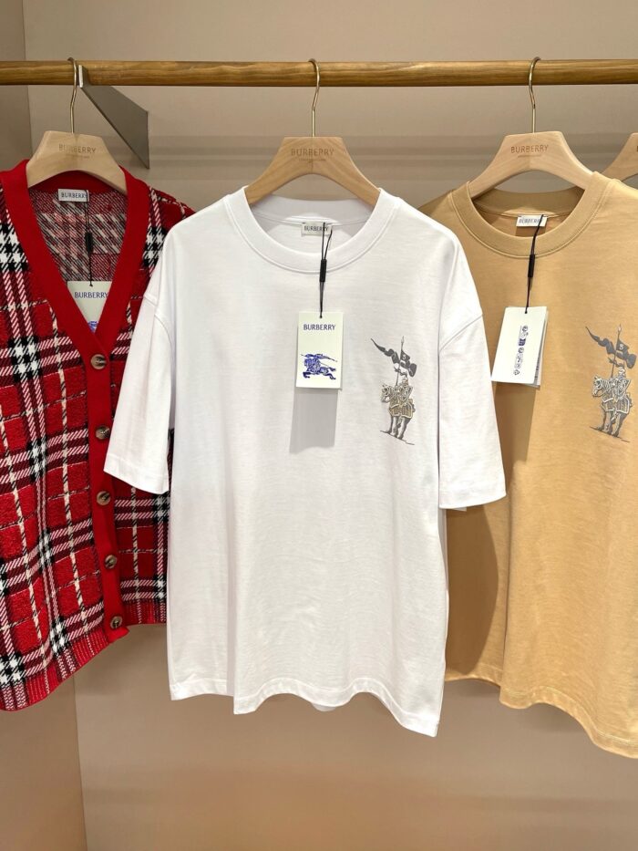 Completo casual con cardigan rosso a scacchi e T-shirt minimalista bianca e marrone.