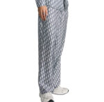 Completo casual blu e bianco con pantaloni larghi, camicia geometrica e sneakers bianche.