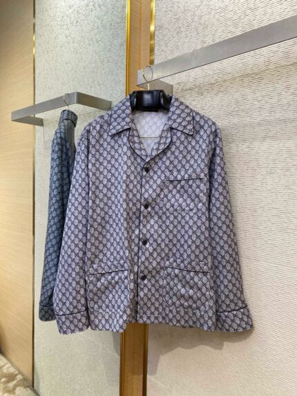 Camicia pigiama elegante in cotone con motivo geometrico, stile moderno e comfort di lusso.