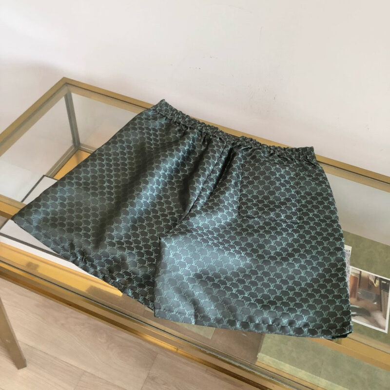 Shorts verdi menta con motivo geometrico, tessuto leggero e elastico, ideali per stile casual e comfort.