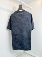 T-shirt nera a gradient con effetto marmo, vestibilità casual e stile moderno.