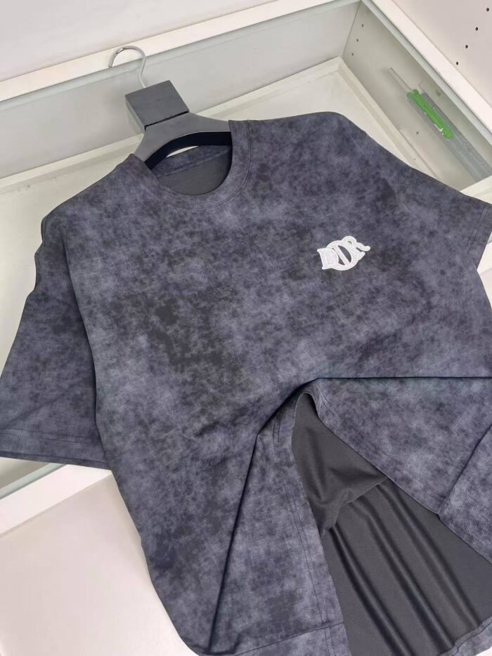 Maglietta casual con motivo mottled, logo bianco e collo rotondo, ideale per uno stile moderno.