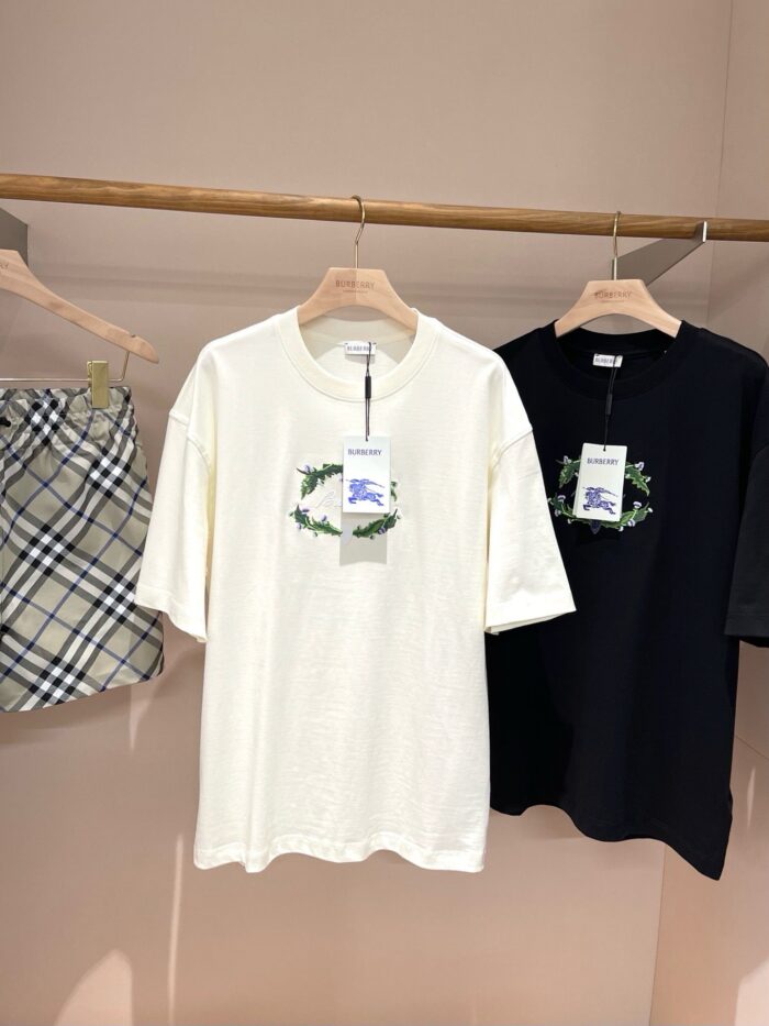 T-shirt casual con stampa floreale, gonna a quadri, stile moderno e chic.