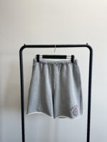 Pantaloncini casual grigi con logo Berlino, comodi e versatili per relax e sport.
