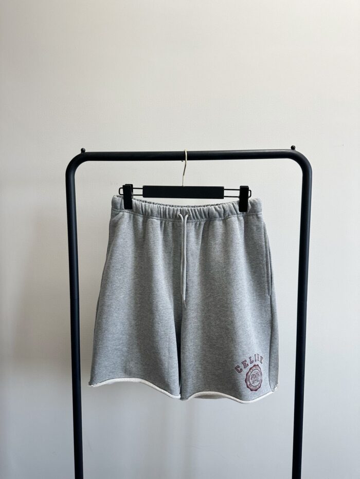 Pantaloncini casual grigi con logo Berlino, comodi e versatili per relax e sport.