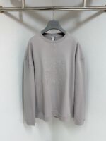 Felpa grigia casual con logo embossato, morbida e versatile, perfetta per lautunno e il tempo libero.