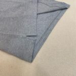 Camicetta grigia in cotone morbido con bordo cucito, stile casual elegante, ideale per ogni stagione.