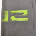 Maglietta grigia con grafica neon verde moderna, stile sportivo e casual, per look giovane e trendy.