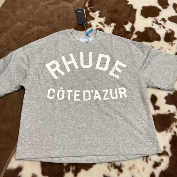 Maglietta oversize grigia RHUDE con stampa Côte d’Azur, stile streetwear casual e chic.