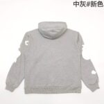 Felpa grigia casual con grafiche moderne sulle maniche, comfort e stile per ogni look.
